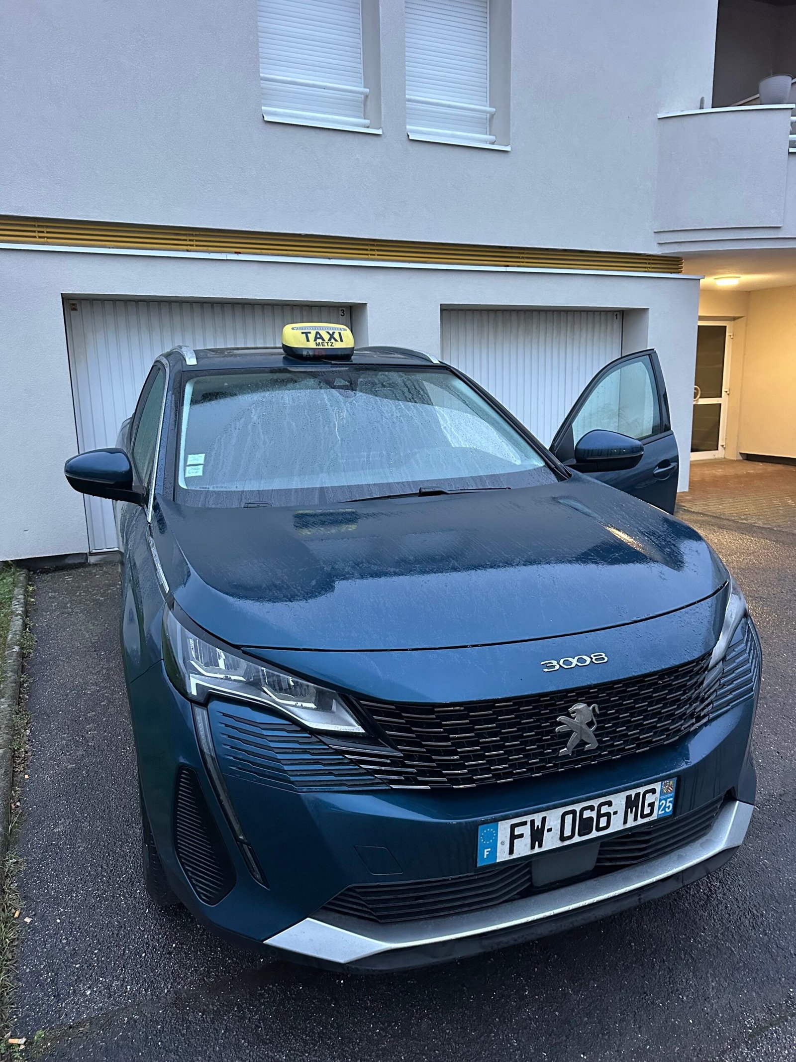 Taxi Peugeot 3008 bleue TopGuir Metz vue de face